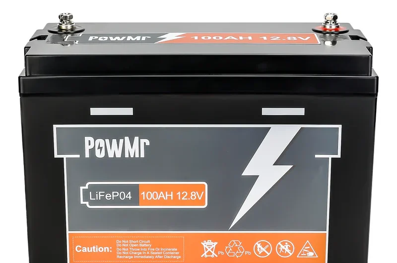 Akumulatory LiFePO4 12 V i 24 V w praktyce: porównania, łączenie, ładowanie i błędy, które kosztują najwięcej